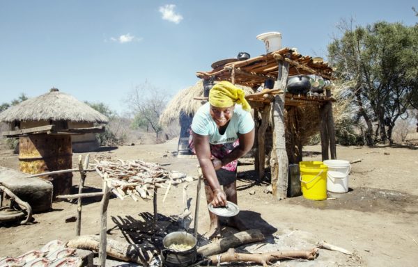 Parco del Limpopo. Una donna mostra il pasto che sta cucinando. Foto di Andrea Frazzetta