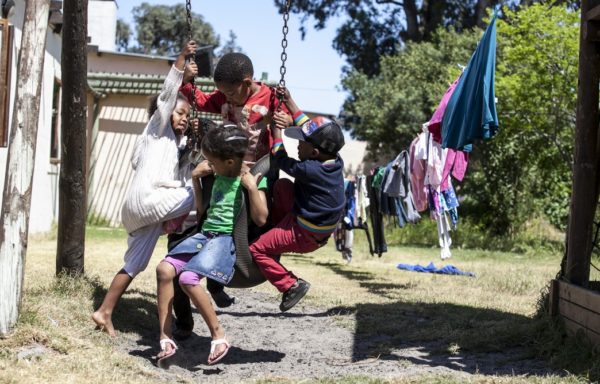 Magnolia e Thabo giocano con altri bambini ospiti della Casa. Foto di Roger Lo Guarro.