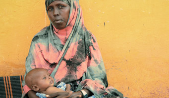 doni una terapia salva-vita ad un bimbo malnutrito in Somalia