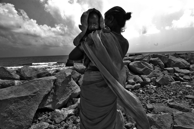 Donna con bambino su una spiaggia del Tamil Nadu devastata dallo tsunami. Ph Monika Bulaj