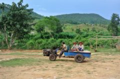 Uso del trattore nei campi in Myanmar