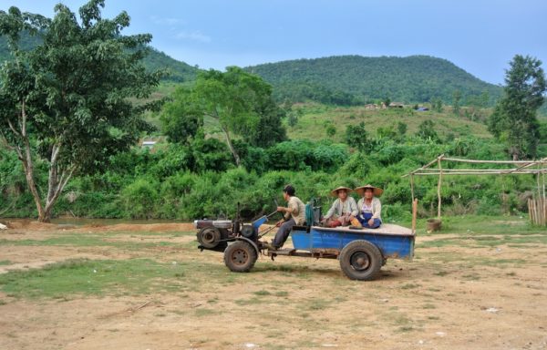 Uso del trattore nei campi in Myanmar