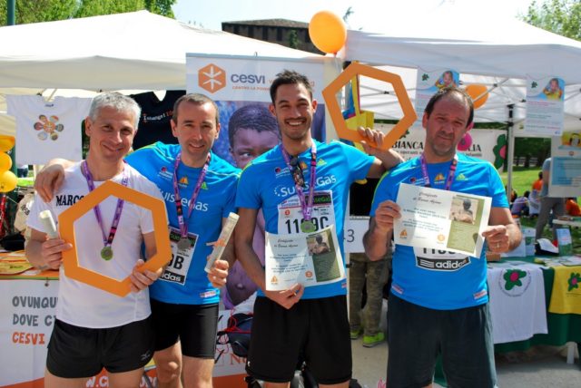 Un piccolo grande gesto di solidarietà dei partecipanti alla Maratona di Milano 2014.