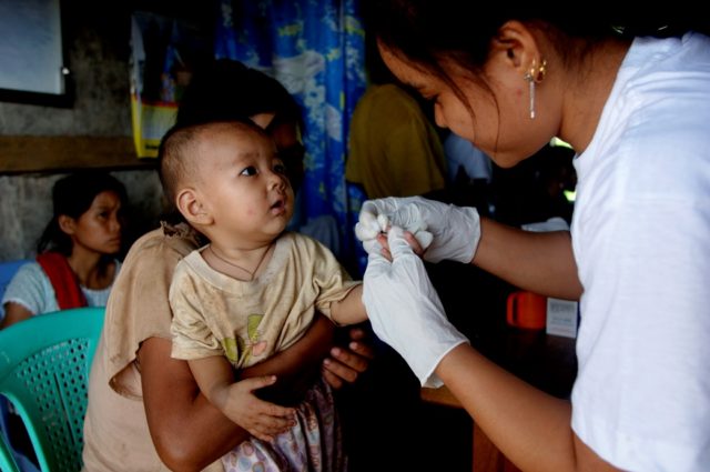 Test per la malaria in Myanmar. Foto di Valeria Turrisi.