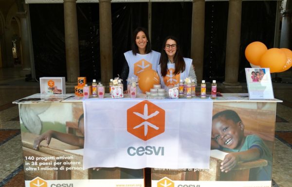 Veronica Cappello, qui in foto con Federica Giani, scrive la tesi di laurea sul Cesvi e dal 2008 dona il suo tempo a supporto degli eventi più importanti del Gruppo di Bergamo. Da “Impacchettiamo un sogno” agli eventi di piazza per la Festa della mamma, fino a concerti, mostre fotografiche, proiezioni e spettacoli teatrali.