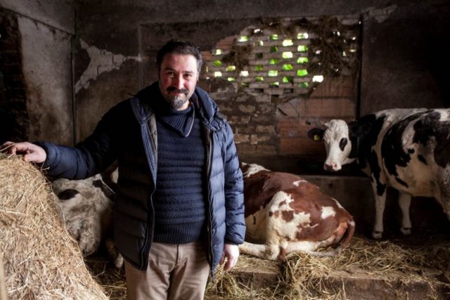 Marco, allevatore di Amatrice, ha ricevuto da Cesvi una mungitrice e un frigorifero per lo stoccaggio del latte. Foto di Roger Lo Guarro.