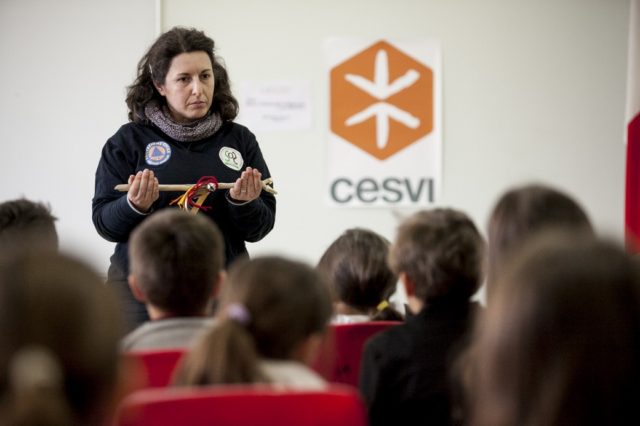 Attività con i bambini di Scuola Resiliente. Foto di Roger Lo Guarro.