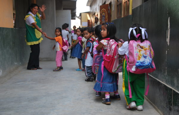 Bambini pronti per entrare a scuola - Perù