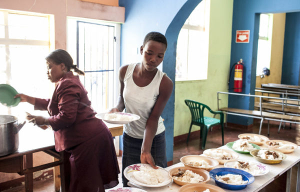 Gladys prepara il pranzo per i bambini della Casa del Sorriso, Zimbabwe - Foto di Roger Lo Guarro