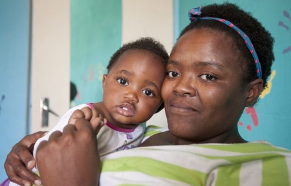 Mrenda e la sua bambina sono ospiti della Casa del Sorriso del Cesvi a Cape Town. Foto di Roger Lo Guarro.