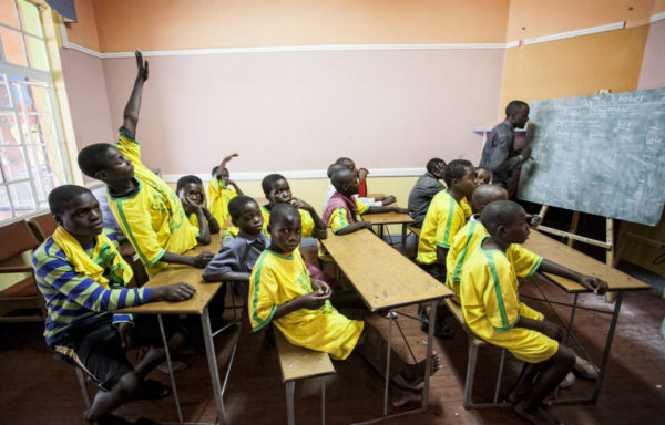 A scuola nella Casa del Sorriso, Zimbabwe - Foto di Roger Lo Guarro