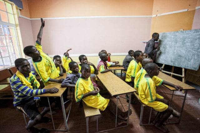 A scuola nella Casa del Sorriso, Zimbabwe - Foto di Roger Lo Guarro