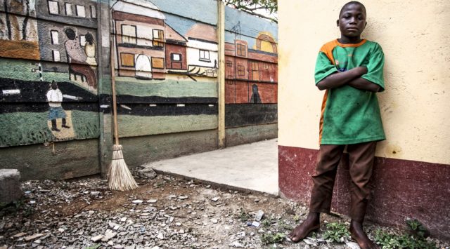 bambini africani, storie di strada Foto di Roger Lo Guarro.