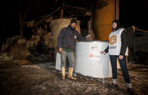 Il momento della consegna di un frigo-latte. Foto di Roger Lo Guarro.