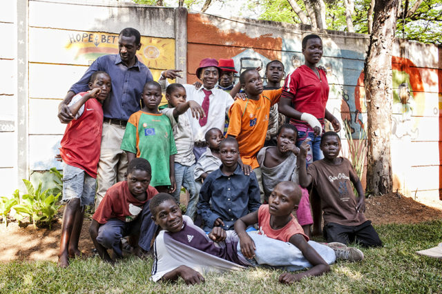 Ragazzi della Casa del Sorriso di Harare, Zimbabwe. Foto di Roger Lo Guarro.