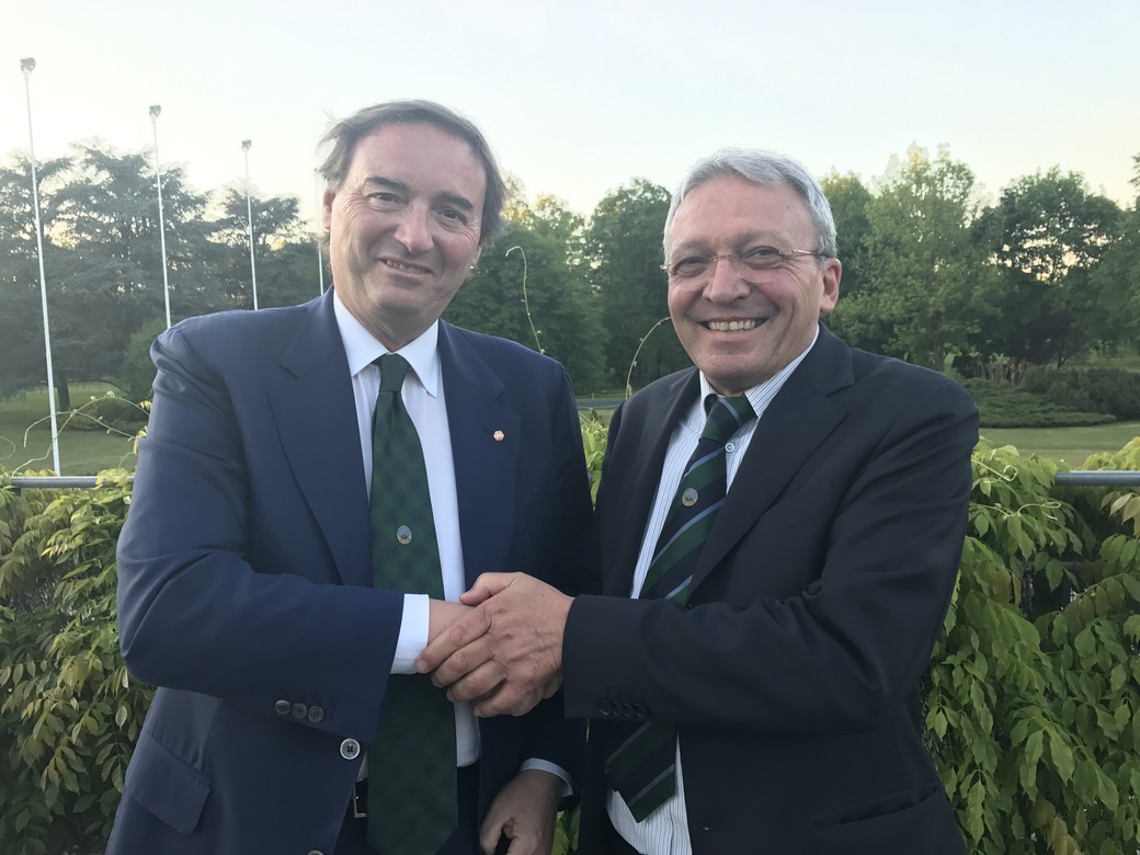 Stretta di mano tra Marino Busnelli, presidente del Golf Club Temi (a sinistra) e Giangi Milesi, presidente di Cesvi (a destra).