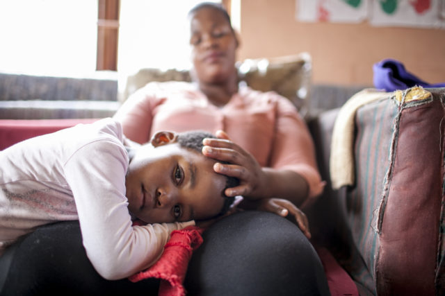 Donna con bambina nella Casa del Sorriso di Cape Town, Sudafrica ph Roger Lo Guarro