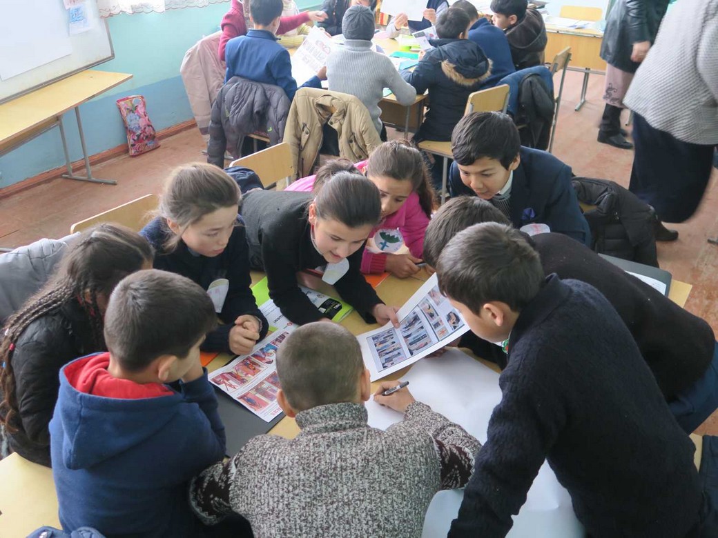 Laboratori e attività in Tajikistan per preparare bambini e ragazzi alla gestione dei rischi da disastri naturali.