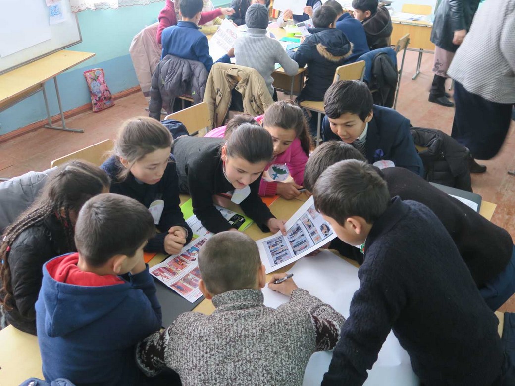 Laboratori e attività in Tajikistan per preparare bambini e ragazzi alla gestione dei rischi da disastri naturali.