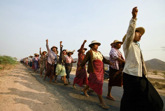 Gli abitanti di un villaggio nel Myanmar nord-occidentale protestano contro un progetto di estrazione del rame che ha portato all’espropriazione di terreni. Credits: Soe Zeya Tun/REUTERS 2013.
