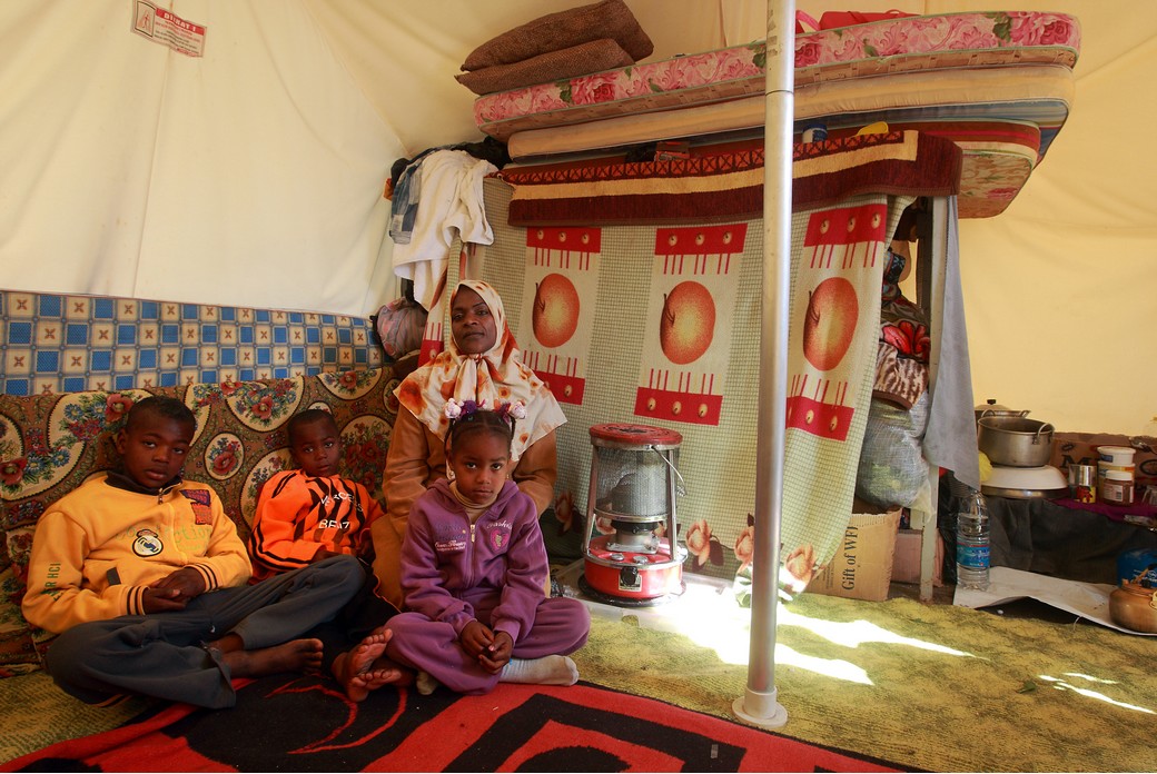 Donna con bambini in Libia ph. Giovanni Diffidenti