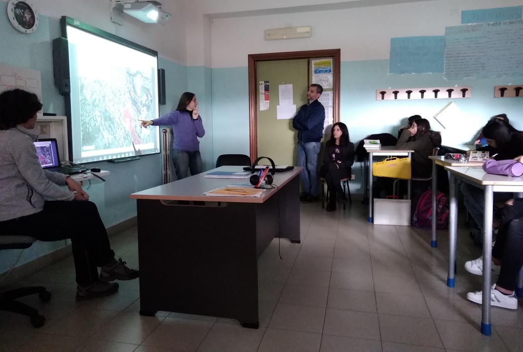 Fumetto e sensibilizzazione ambientale nelle scuole di Oristano. L'iniziativa fa parte del progetto "“SIGUROS PRO NATURA – Riqualificazione ambientale e gestione sostenibile delle risorse forestali per la prevenzione del rischio di dissesto idrogeologico”. Cesvi 2018