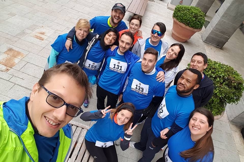 Daniele Barbone ha creato un gruppo di aziende nel settore della Green Economy e della formazione. Unisce la passione per il lavoro a quella per la corsa a piedi, mettendo al centro la solidarietà. Raccoglie fondi per i progetti Cesvi di sicurezza alimentare attraverso le iniziative sportive e la sua rete di conoscenze.