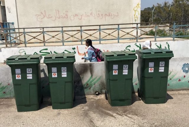 Raccolta differenziata nelle scuole del campo profughi di Nur Shams, in Cisgiordania.