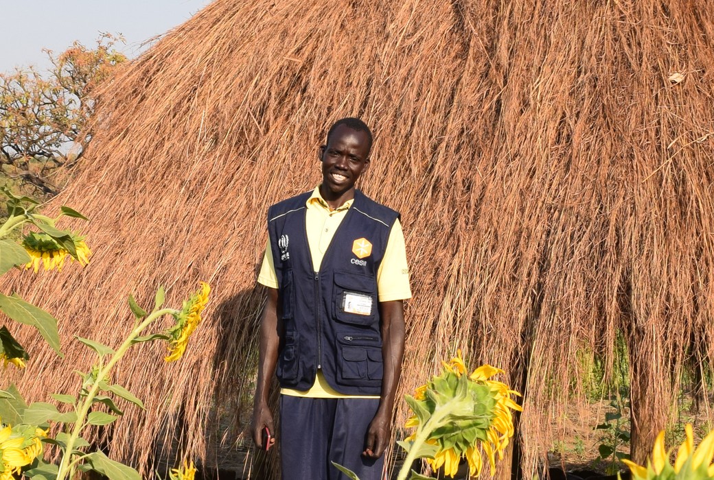Oyet Martin è un profugo sud sudanese in Uganda, che ora lavora come operatore per Cesvi nel campo di Palabek.