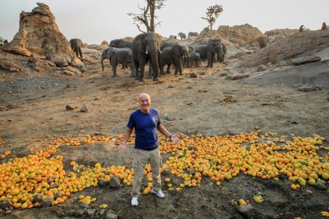 Claudio Bisio in missione con Cesvi in Zimbabwe. Foto di Giovanni Diffidenti.