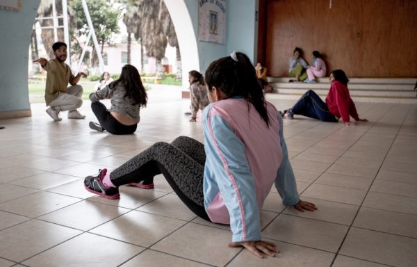 Ragazze del centro impegnate in una sessione di danza terapia.