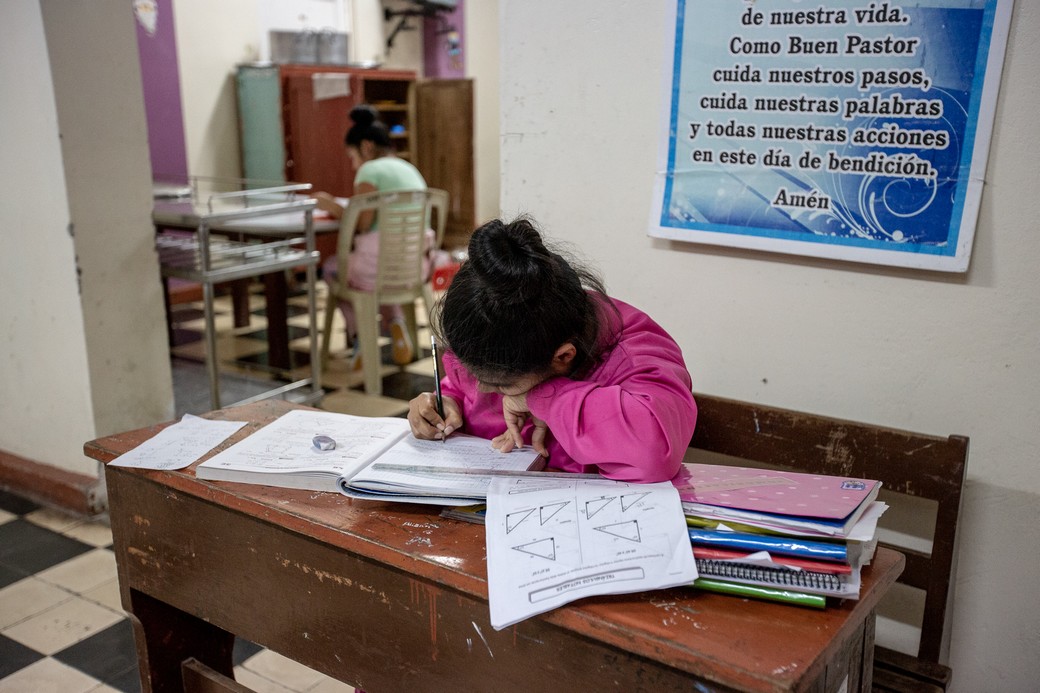 Carmelita, ospite del Centro residenziale, si prepara per l'esame di matematica.