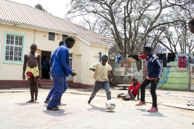 Centro diurno che accoglie ogni giorno circa 40 bambini e ragazzi, la Casa del Sorriso di Cesvi In Zimbabwe offre a chi la frequenta cibo, servizi igienici, istruzione e cure mediche. Foto di Roger Lo Guarro