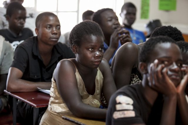 Centro diurno che accoglie ogni giorno circa 40 bambini e ragazzi, la Casa del Sorriso di Cesvi In Zimbabwe offre a chi la frequenta cibo, servizi igienici, istruzione e cure mediche. Foto di Roger Lo Guarro