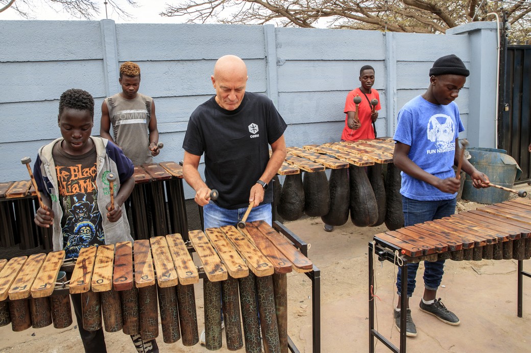 Claudio Bisio si è divertito a improvvisare una jam session con i ragazzi della Casa del Sorriso di cesvi ad Harare, in Zimbabwe. Foto di Giovanni Diffidenti