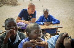 Claudio Bisio in Zimbabwe con gruppo di bambini - ph. Giovanni Diffidenti