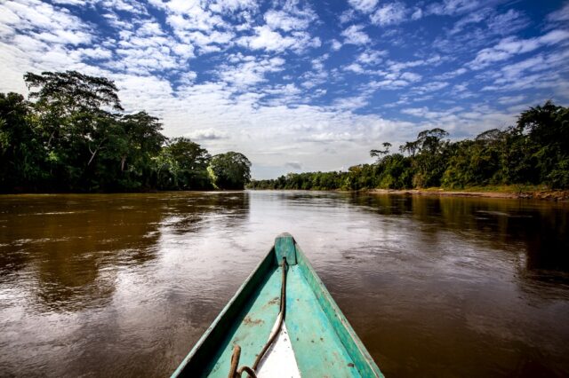 Un'imbarcazione sul fiume Madre de Dios in Amazzonia