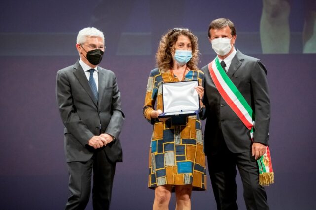 La Presidente Gloria Zavatta ritira la Targa di Ringraziamento per l'impegno di Cesvi durante l'emergenza a Bergamo